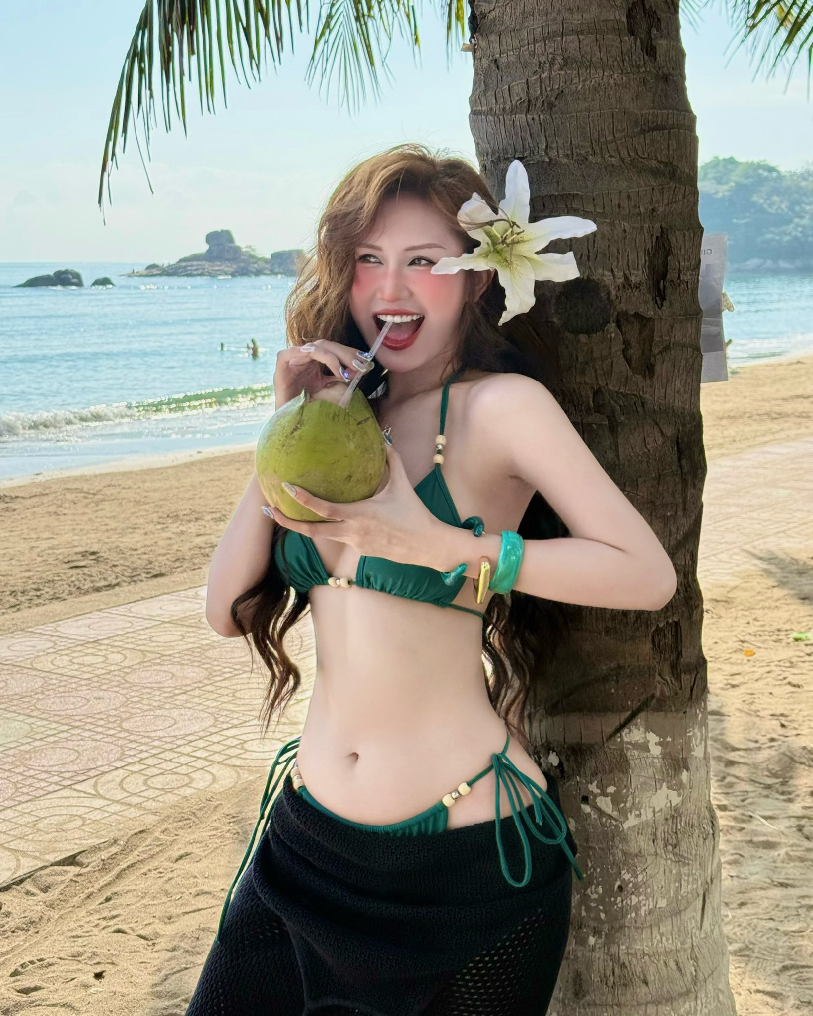 Hướng dẫn tạo dáng đi biển, bộ ảnh của hot girl này khiến người xem không thể rời mắt- Ảnh 2.