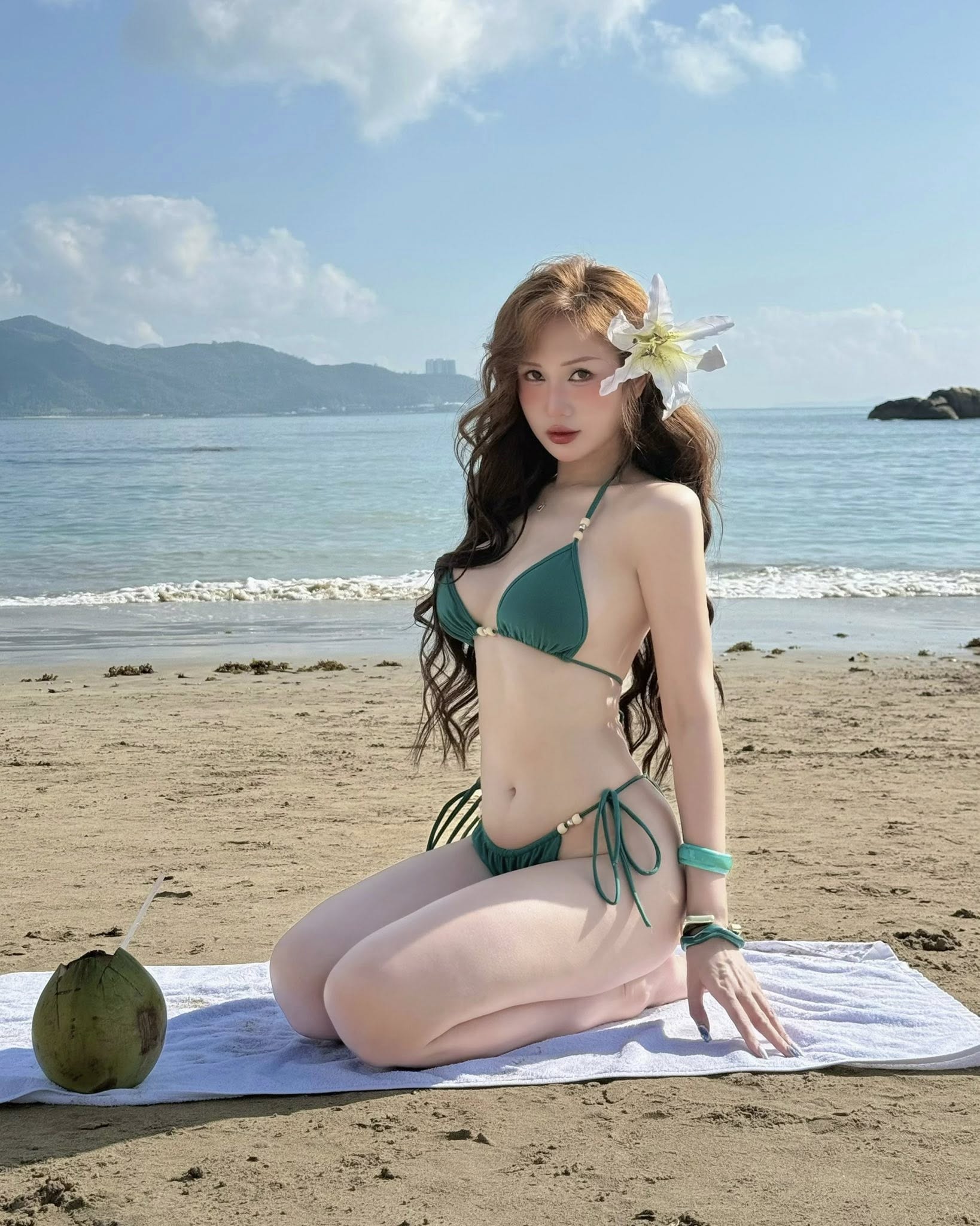 Hướng dẫn tạo dáng đi biển, bộ ảnh của hot girl này khiến người xem không thể rời mắt- Ảnh 1.