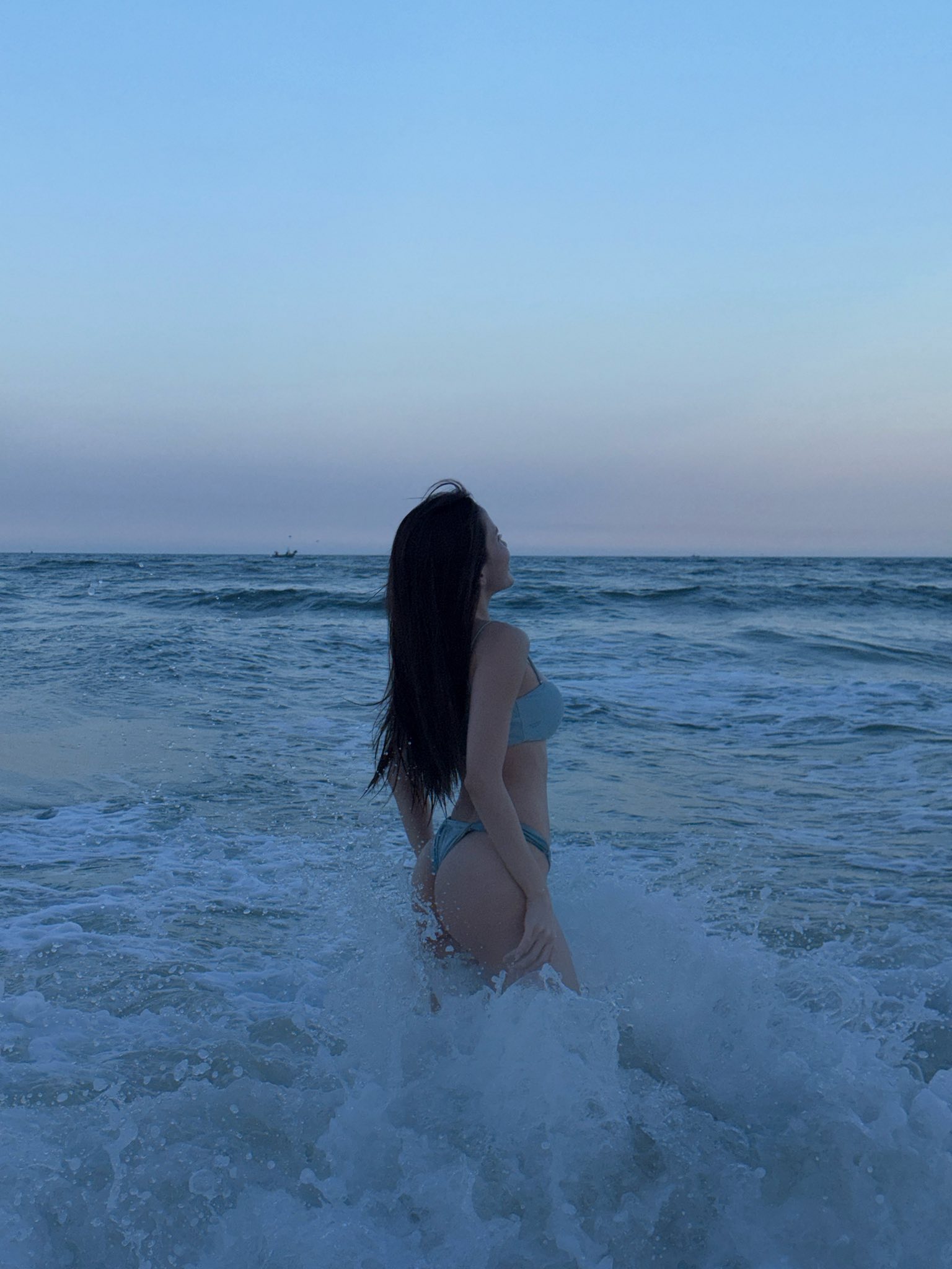 Hot girl họ Thiều khởi động đường đua bikini 2026: Vóc dáng chuẩn chỉnh khiến biển xanh cũng phải "dậy sóng"!- Ảnh 3.