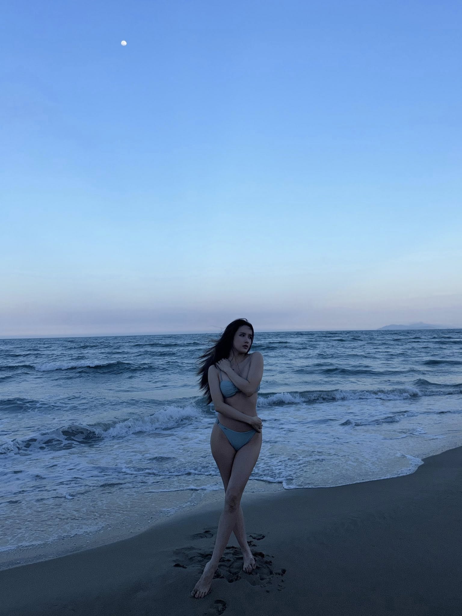 Hot girl họ Thiều khởi động đường đua bikini 2026: Vóc dáng chuẩn chỉnh khiến biển xanh cũng phải "dậy sóng"!- Ảnh 2.