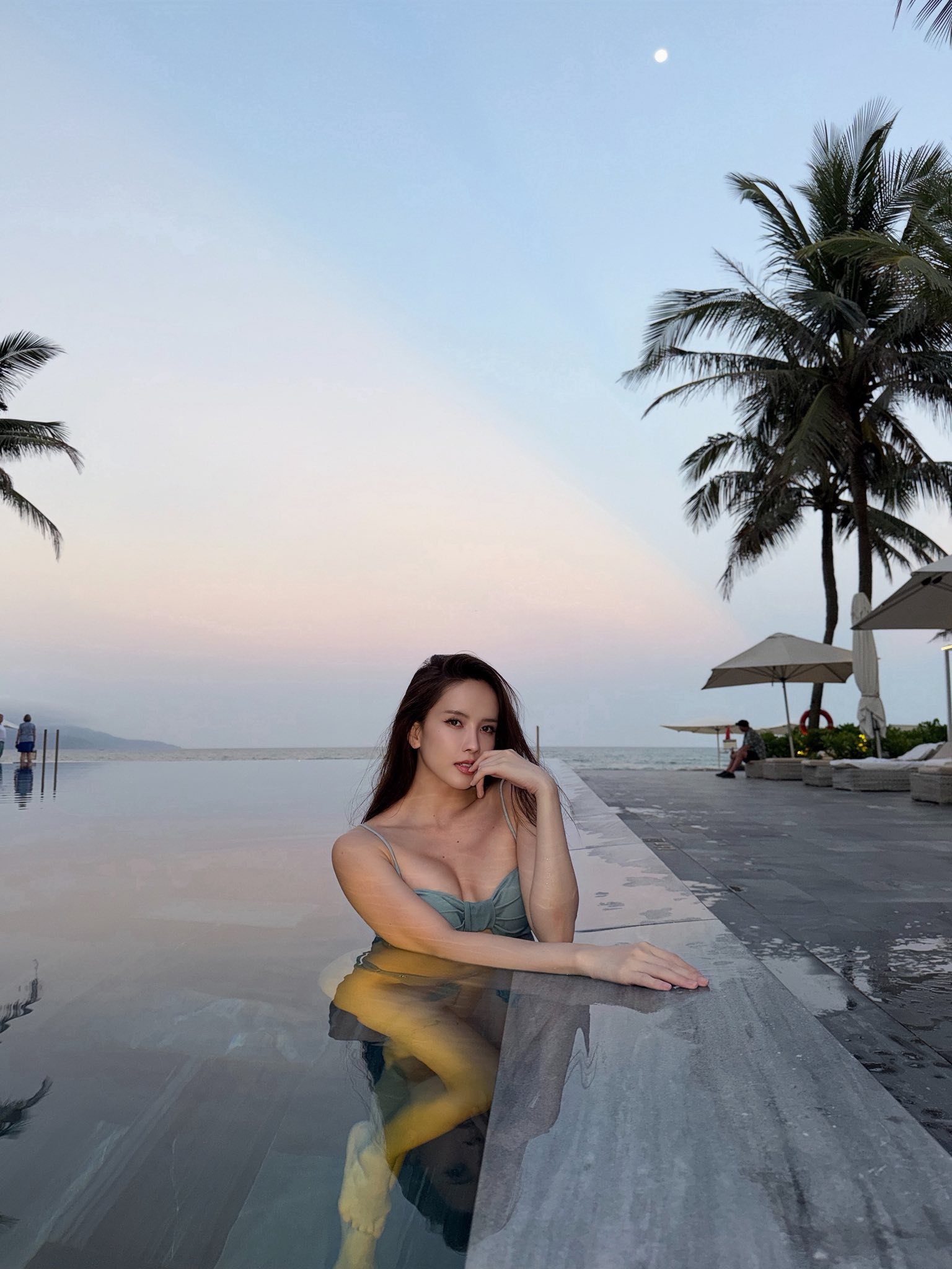 Hot girl họ Thiều khởi động đường đua bikini 2026: Vóc dáng chuẩn chỉnh khiến biển xanh cũng phải "dậy sóng"!- Ảnh 8.