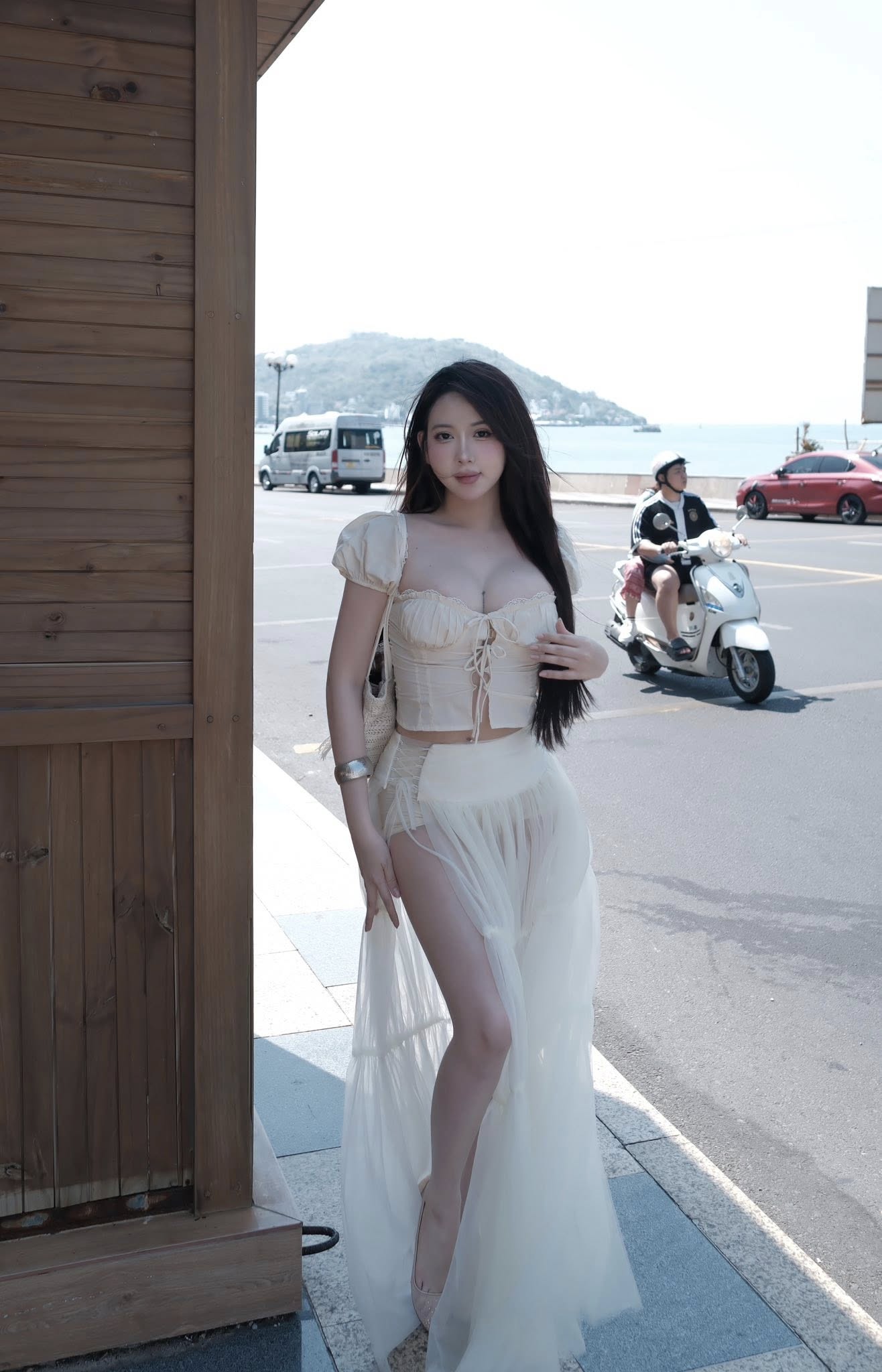 Không cần "hở bạo", hot girl này dẹp tan định kiến, chứng minh sức hút ngay cả từ những bộ đồ kín đáo- Ảnh 1.