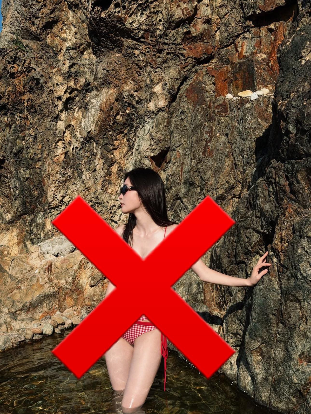 Ăn mặc phản cảm chụp ảnh ở nơi không phù hợp, nữ ca sĩ khiến CĐM bức xúc- Ảnh 1.