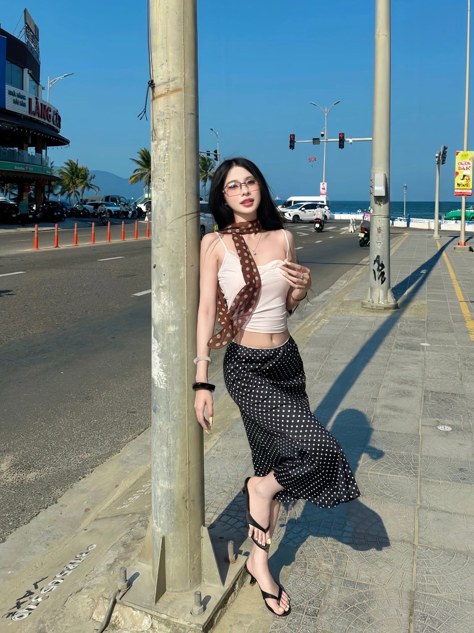 "Thánh check-in" cà phê gây sốt khi thả dáng phố biển, visual cực phẩm làm netizen "mất ngủ"- Ảnh 5.