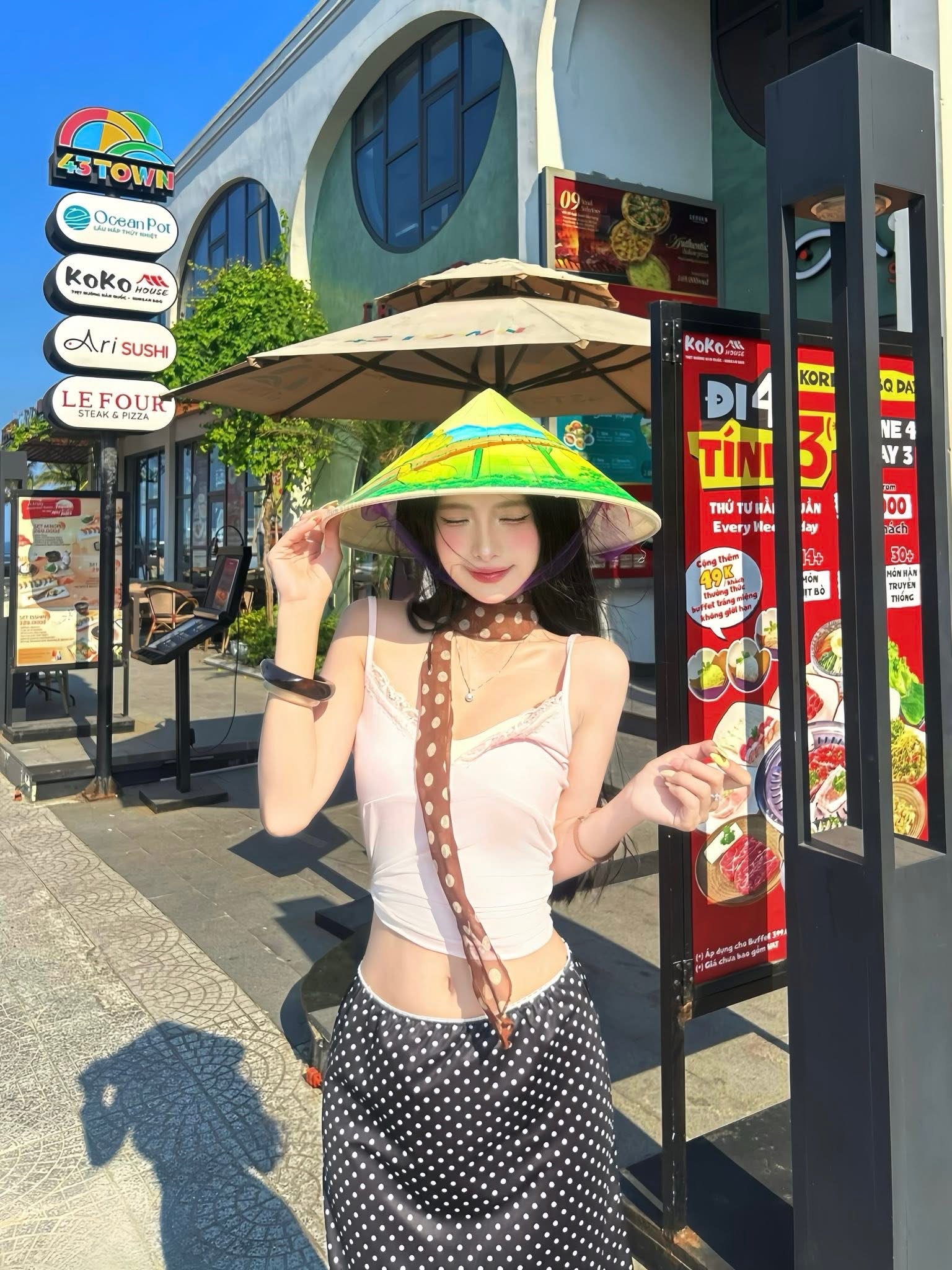 "Thánh check-in" cà phê gây sốt khi thả dáng phố biển, visual cực phẩm làm netizen "mất ngủ"- Ảnh 6.