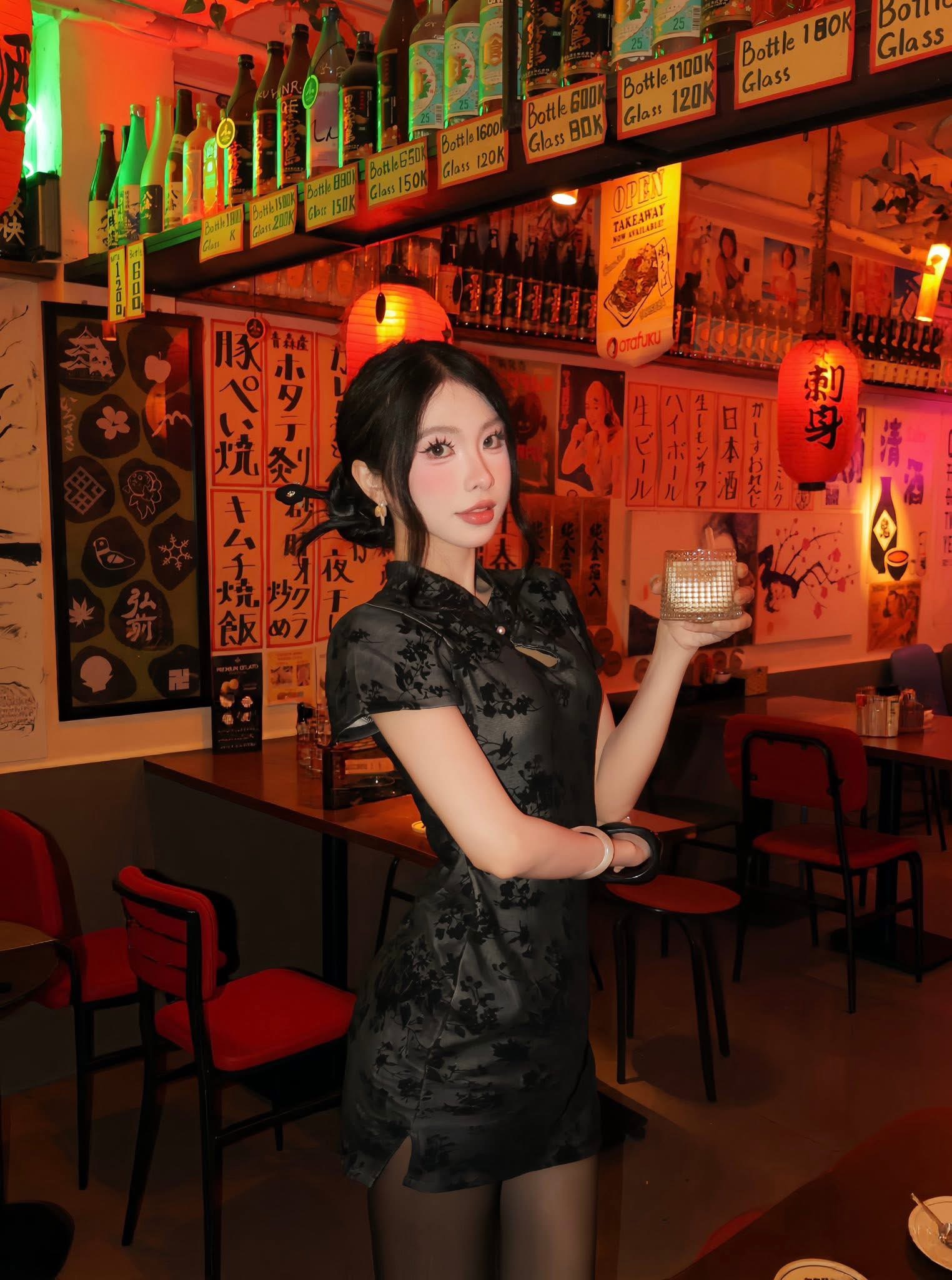 "Thánh check-in" cà phê gây sốt khi thả dáng phố biển, visual cực phẩm làm netizen "mất ngủ"- Ảnh 1.