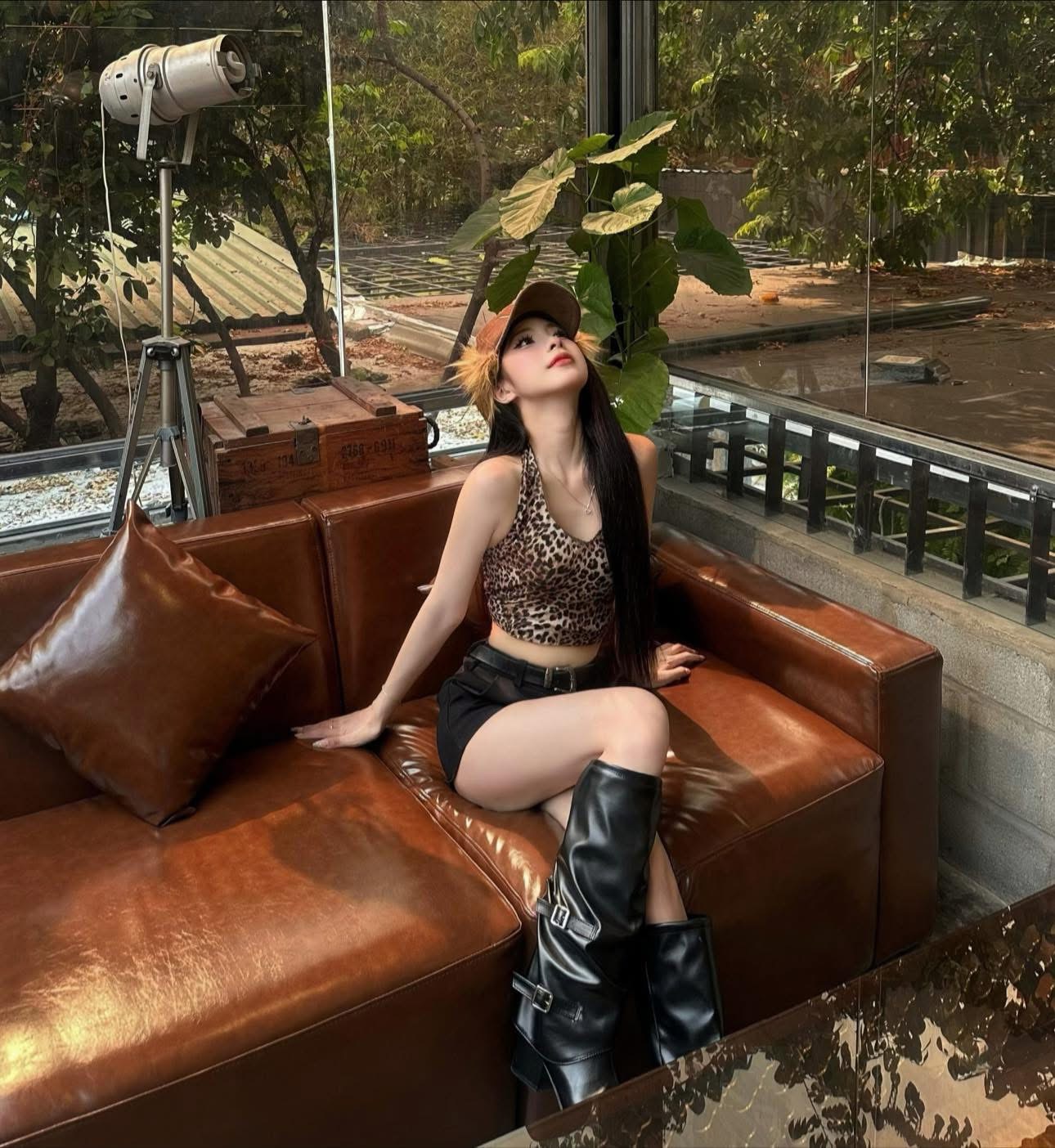 "Thánh check-in" cà phê gây sốt khi thả dáng phố biển, visual cực phẩm làm netizen "mất ngủ"- Ảnh 4.