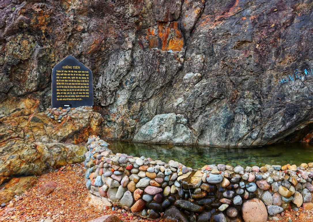 Ăn mặc phản cảm chụp ảnh ở nơi không phù hợp, nữ ca sĩ khiến CĐM bức xúc- Ảnh 2.