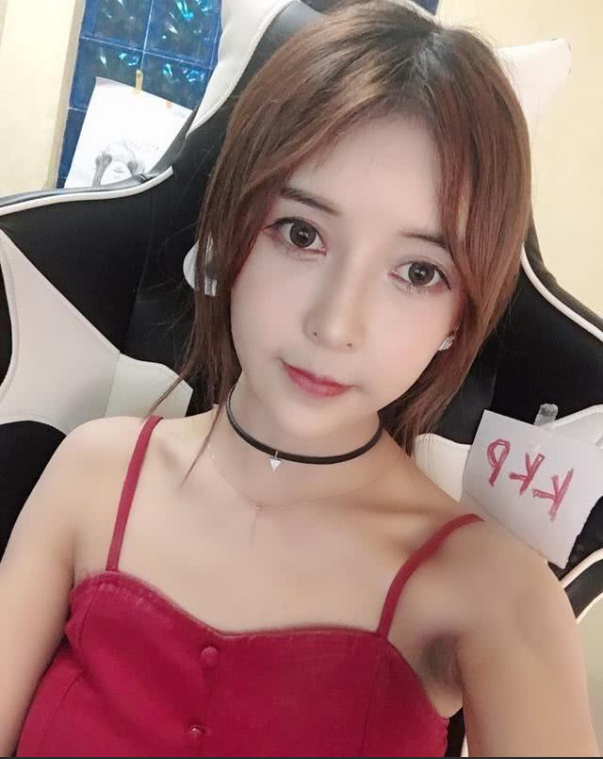 Nữ streamer xinh đẹp bất ngờ gặp sự cố "khó nuốt trôi", tiếp tục gây tranh cãi với hành động sau đó- Ảnh 2.
