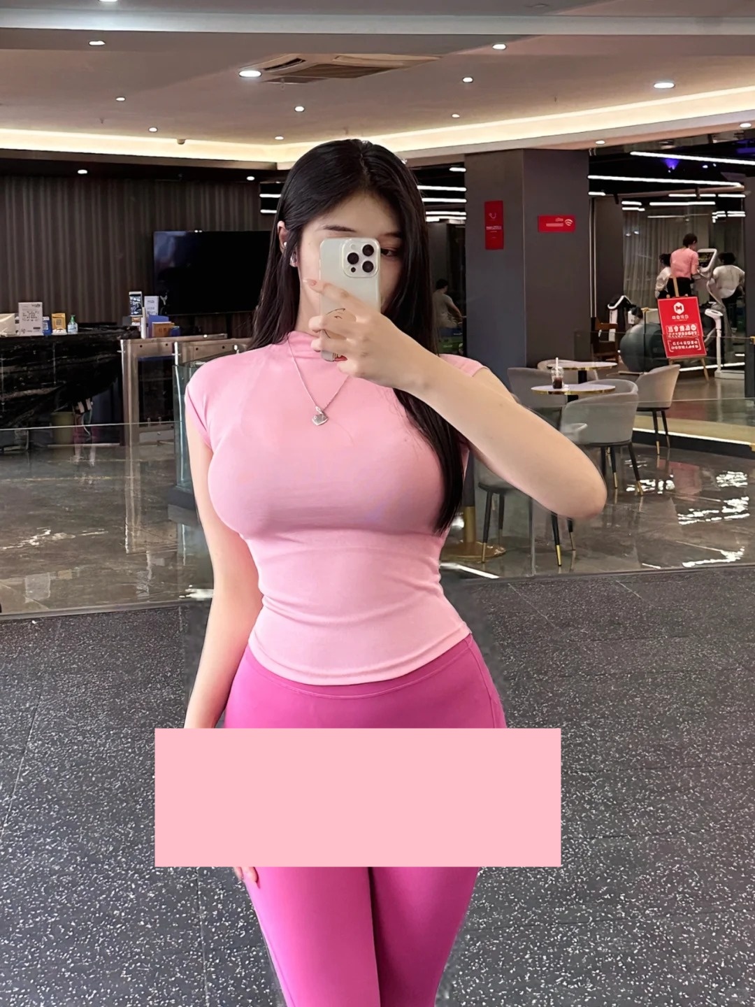 “Ngứa mắt” vì hội mặc đồ gym thiếu vải, người đi tập lên tiếng: "PT của tôi bảo phải mặc hở vì..."- Ảnh 2.