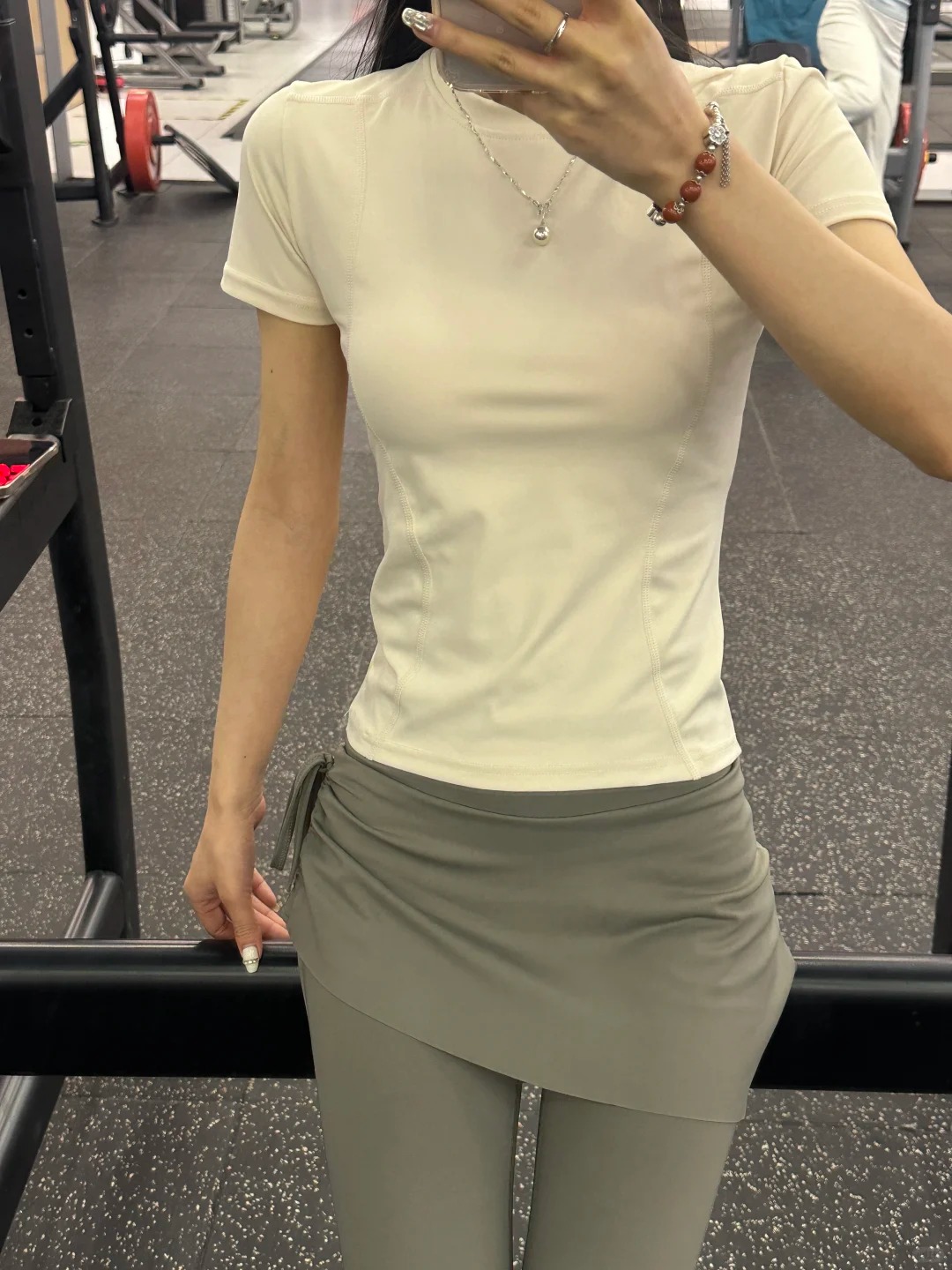 “Ngứa mắt” vì hội mặc đồ gym thiếu vải, người đi tập lên tiếng: "PT của tôi bảo phải mặc hở vì..."- Ảnh 3.