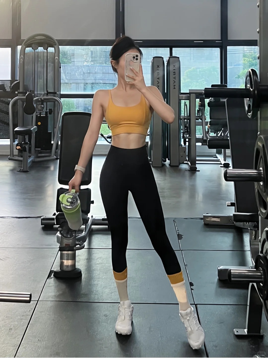 “Ngứa mắt” vì hội mặc đồ gym thiếu vải, người đi tập lên tiếng: "PT của tôi bảo phải mặc hở vì..."- Ảnh 5.