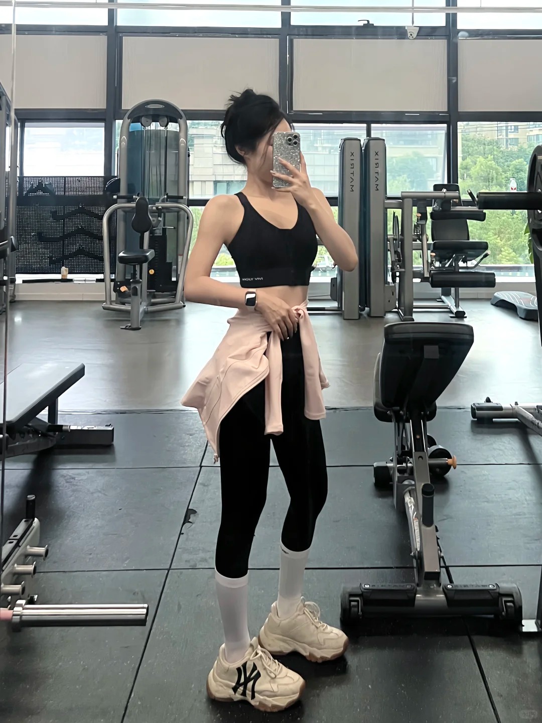“Ngứa mắt” vì hội mặc đồ gym thiếu vải, người đi tập lên tiếng: "PT của tôi bảo phải mặc hở vì..."- Ảnh 6.