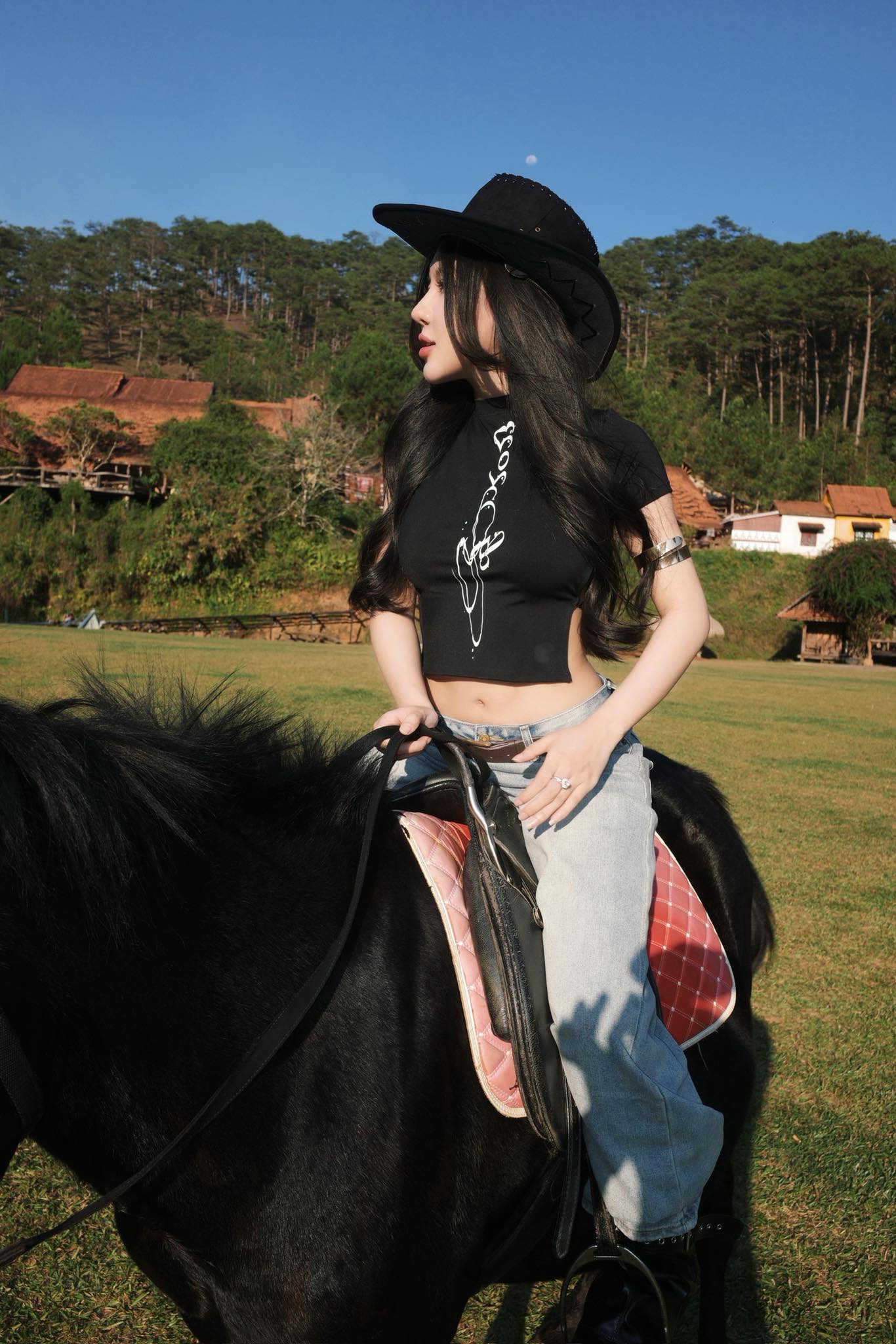 Trổ tài "cưỡi ngựa", hot girl xinh đẹp khiến triệu anh em "đứng hình"- Ảnh 4.