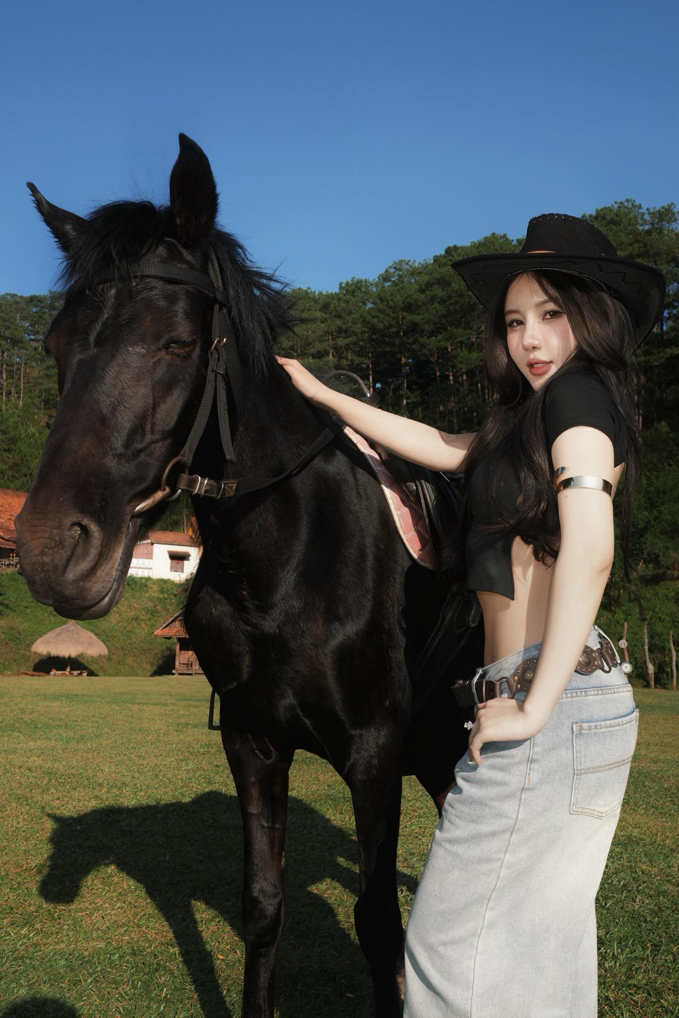 Trổ tài "cưỡi ngựa", hot girl xinh đẹp khiến triệu anh em "đứng hình"- Ảnh 3.