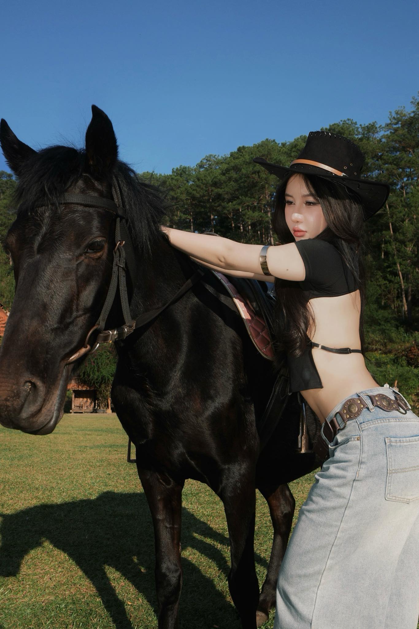 Trổ tài "cưỡi ngựa", hot girl xinh đẹp khiến triệu anh em "đứng hình"- Ảnh 1.