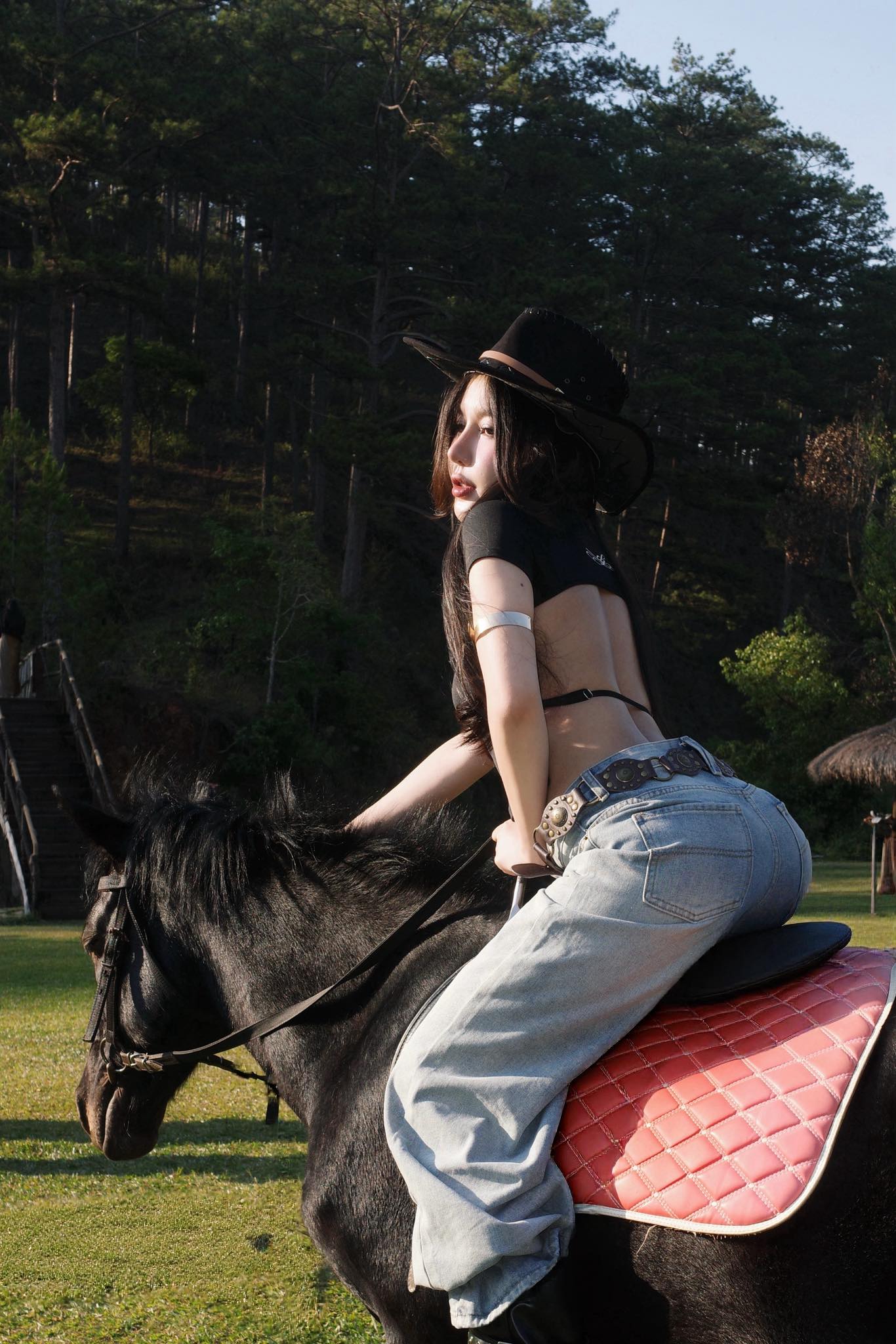 Trổ tài "cưỡi ngựa", hot girl xinh đẹp khiến triệu anh em "đứng hình"- Ảnh 2.
