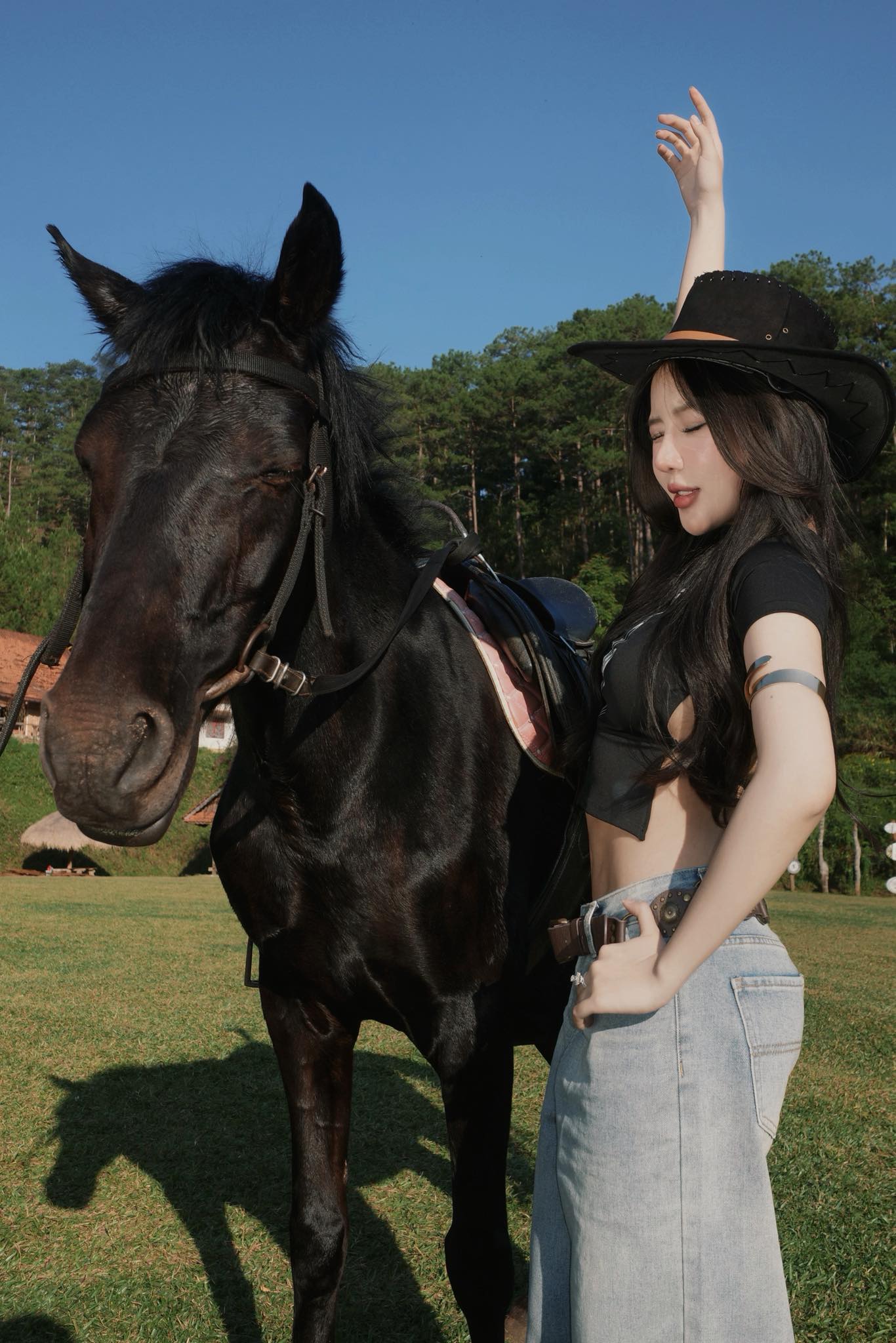 Trổ tài "cưỡi ngựa", hot girl xinh đẹp khiến triệu anh em "đứng hình"- Ảnh 6.