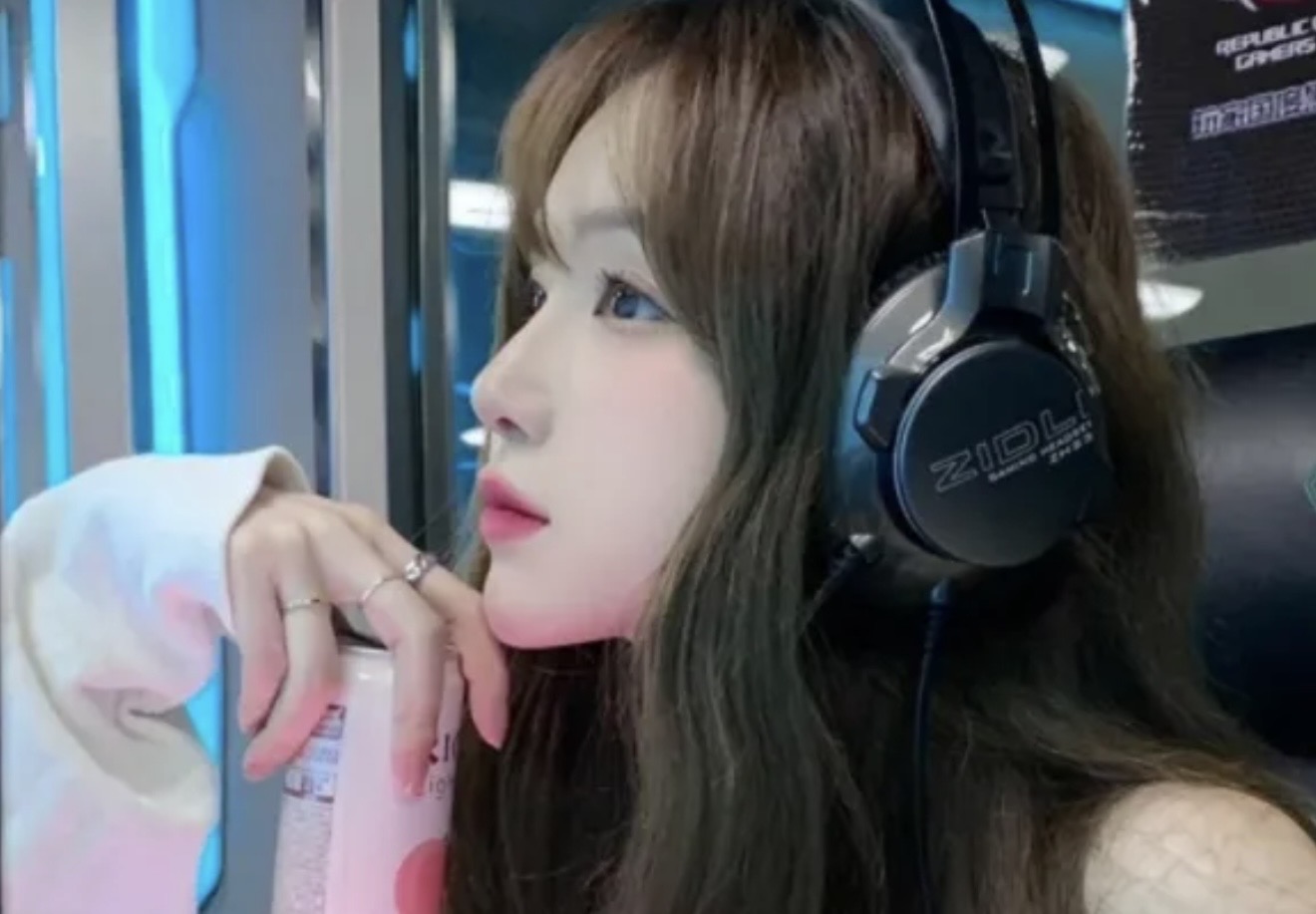 1800 ngày chơi game bằng chân, cơ thể nữ streamer biến dạng kinh hoàng- Ảnh 1.