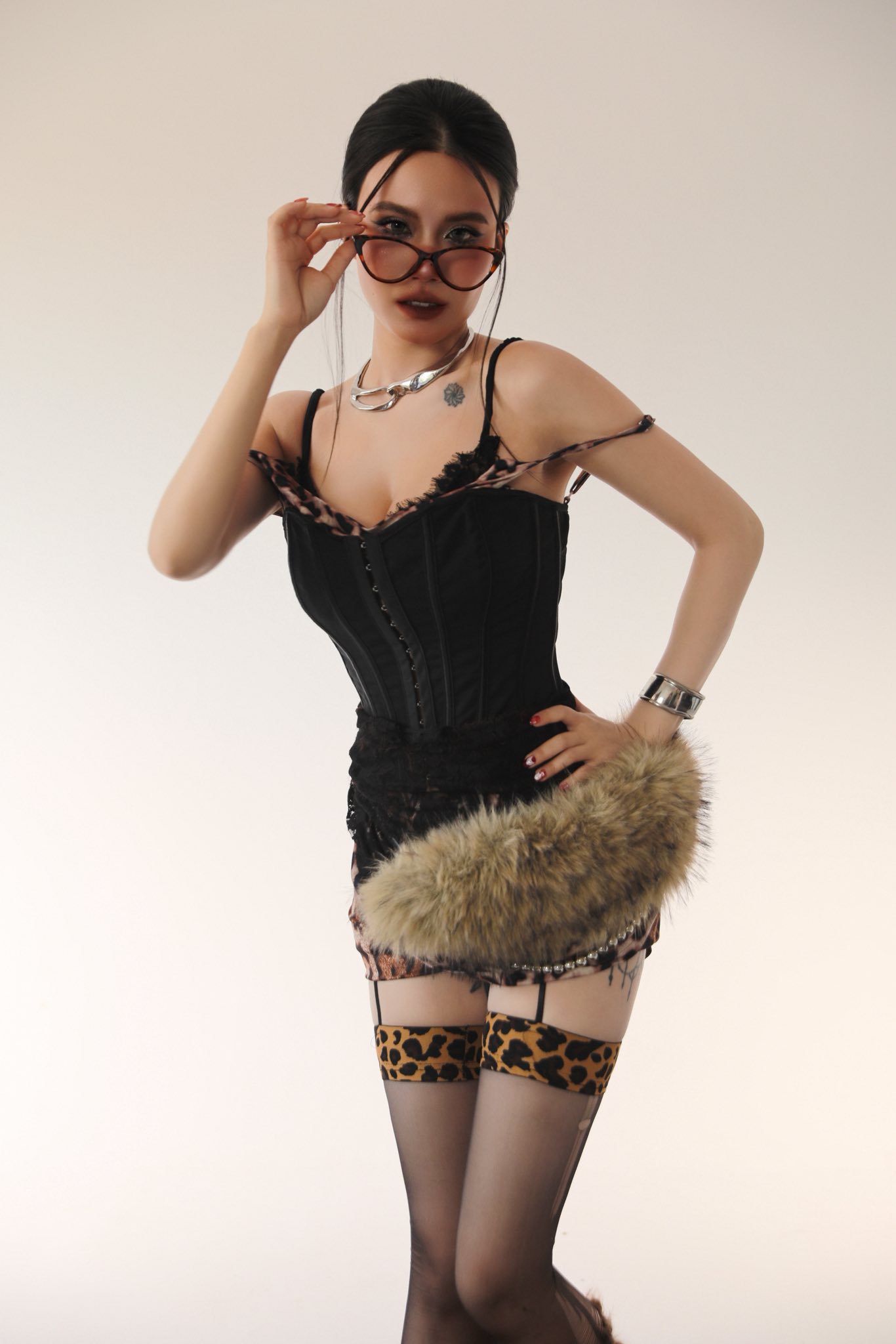 Linh Miu và cú lột xác từ hot girl trong sáng đến "thánh nữ" gợi cảm- Ảnh 8.