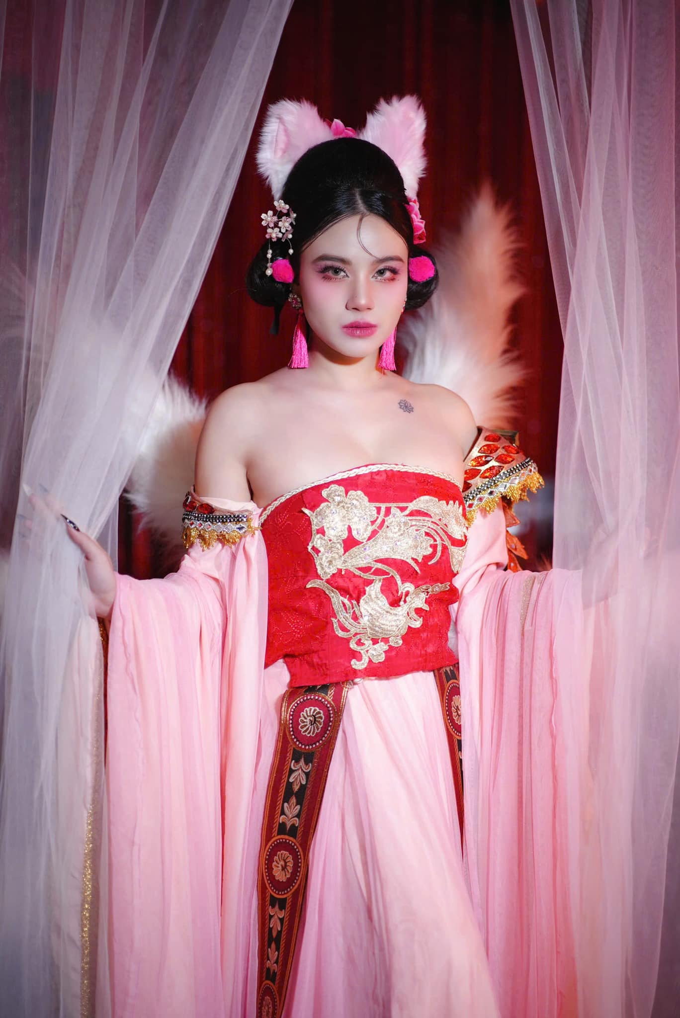 Linh Miu và cú lột xác từ hot girl trong sáng đến "thánh nữ" gợi cảm- Ảnh 5.