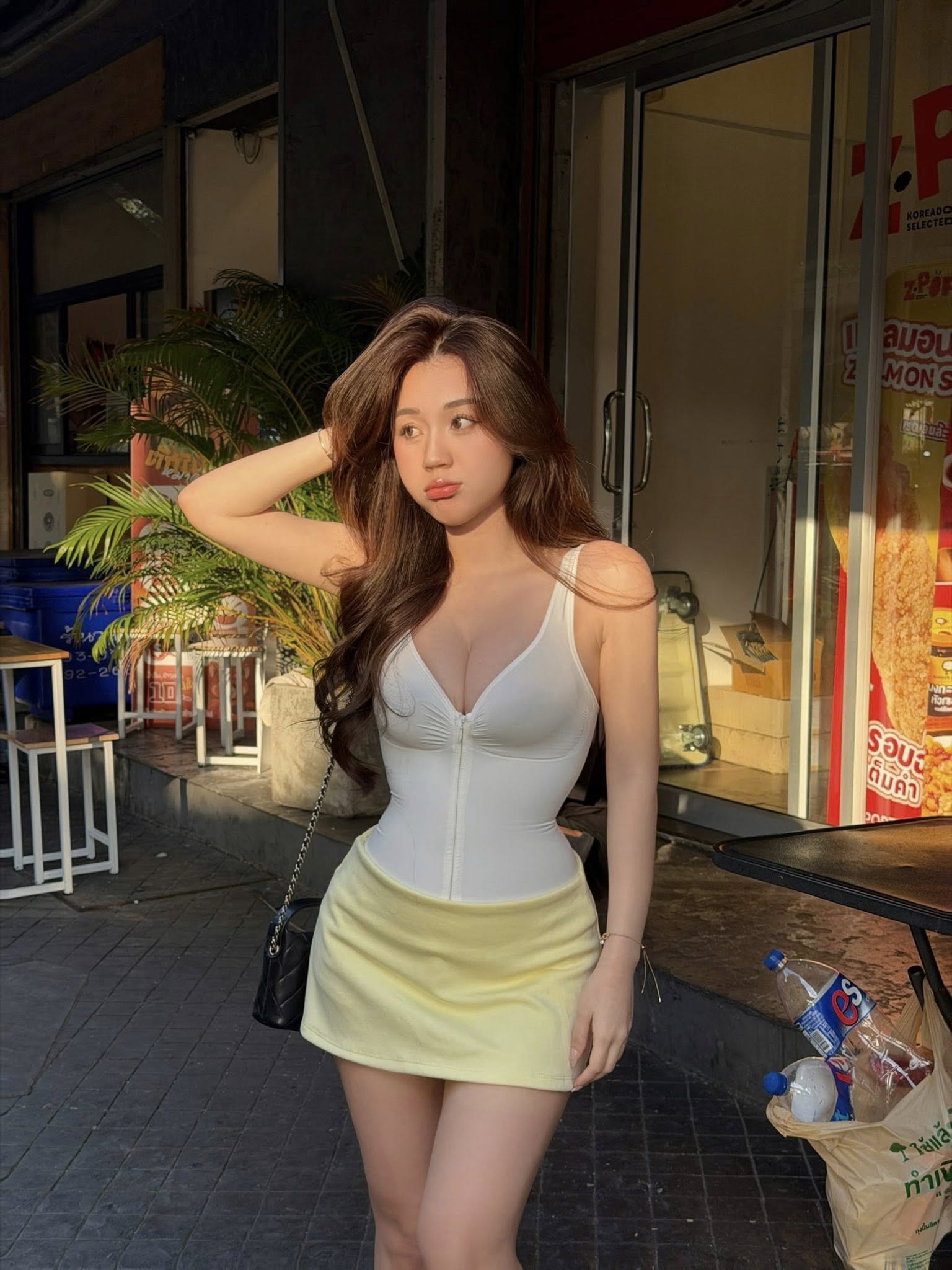 "Nín thở" trước màn tạo dáng "cong vút" của hot girl hơn 200.000 follow- Ảnh 1.