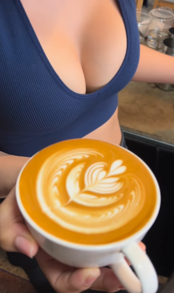 Nhấn "replay" liên tục video của nàng Barista gợi cảm, dân tình "say" bởi nhan sắc đỉnh chóp bất chấp camera thường- Ảnh 6.