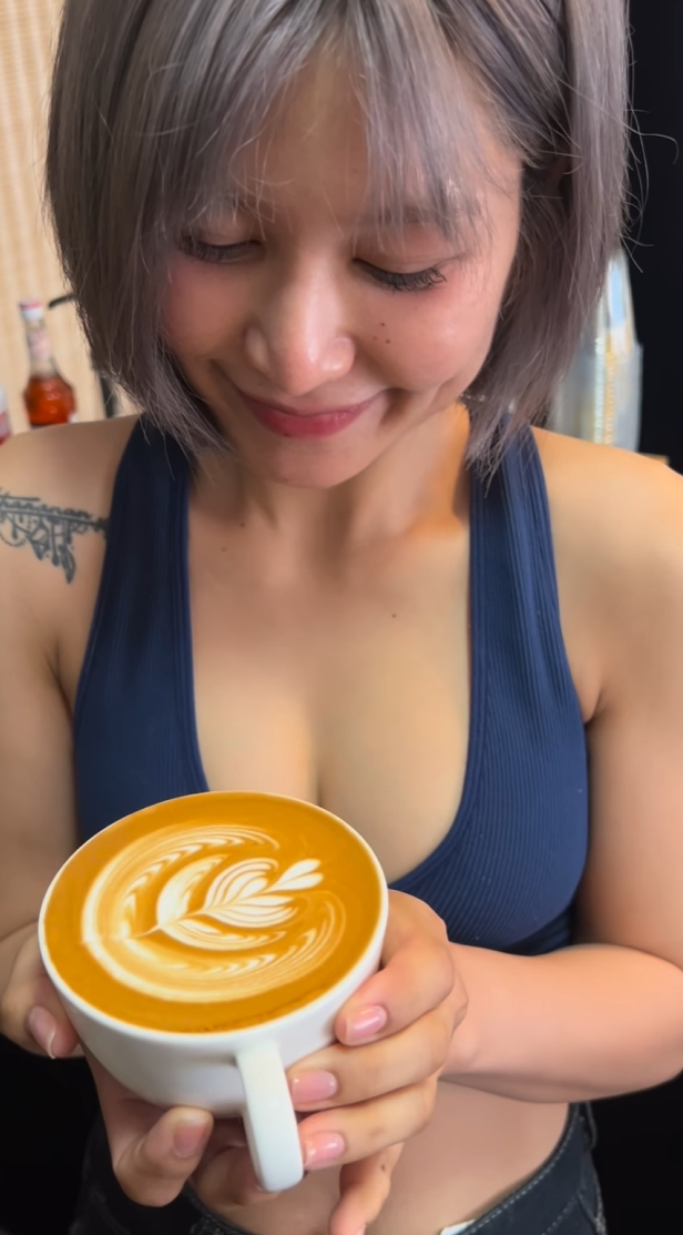 Nhấn "replay" liên tục video của nàng Barista gợi cảm, dân tình "say" bởi nhan sắc đỉnh chóp bất chấp camera thường- Ảnh 1.