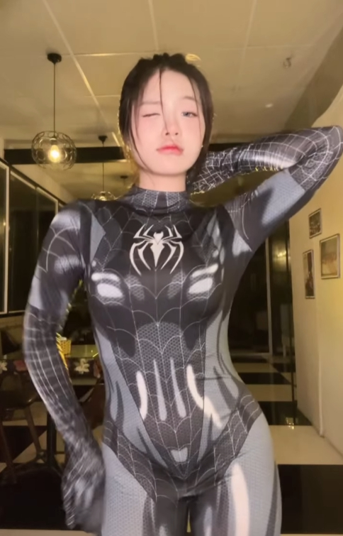 Cuối cùng Lanhxinhiu cũng hóa "Người Nhện", khoe vũ đạo hết sức "cuốn mắt" đến mức phải gỡ video khỏi nền tảng- Ảnh 3.