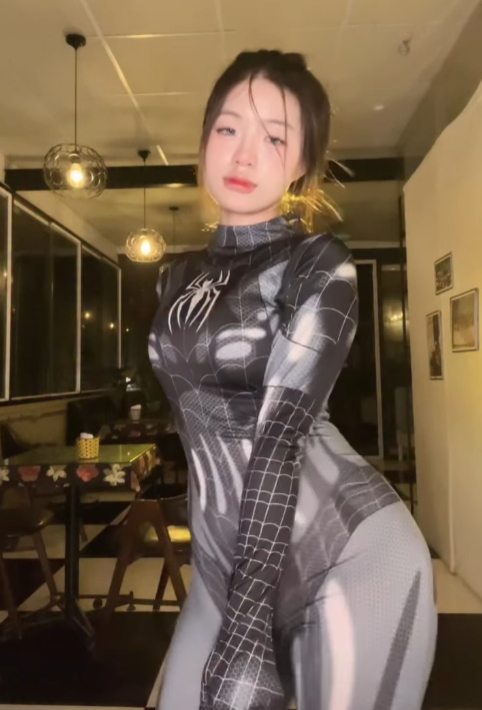 Cuối cùng Lanhxinhiu cũng hóa "Người Nhện", khoe vũ đạo hết sức "cuốn mắt" đến mức phải gỡ video khỏi nền tảng- Ảnh 2.