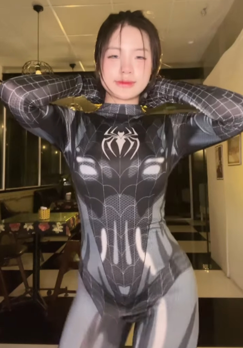 Cuối cùng Lanhxinhiu cũng hóa "Người Nhện", khoe vũ đạo hết sức "cuốn mắt" đến mức phải gỡ video khỏi nền tảng- Ảnh 1.