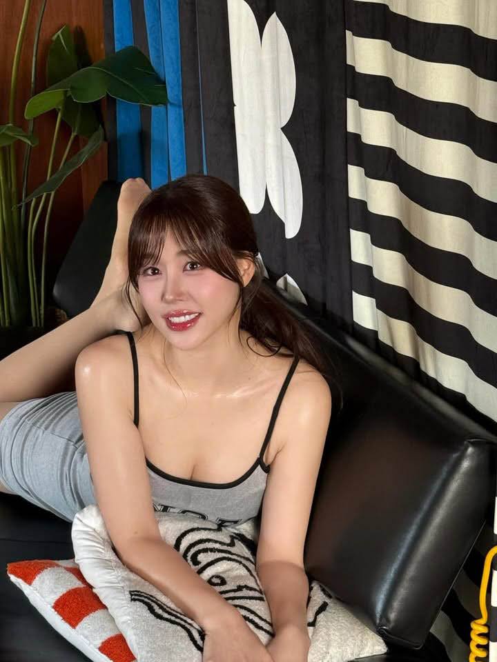 Rời sân vận động, "nữ thần cổ vũ" gây bão với bộ ảnh đời thường vạn người mê- Ảnh 4.