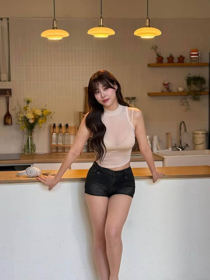 Rời sân vận động, "nữ thần cổ vũ" gây bão với bộ ảnh đời thường vạn người mê- Ảnh 2.