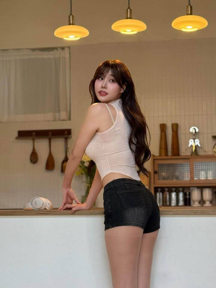 Rời sân vận động, "nữ thần cổ vũ" gây bão với bộ ảnh đời thường vạn người mê- Ảnh 3.