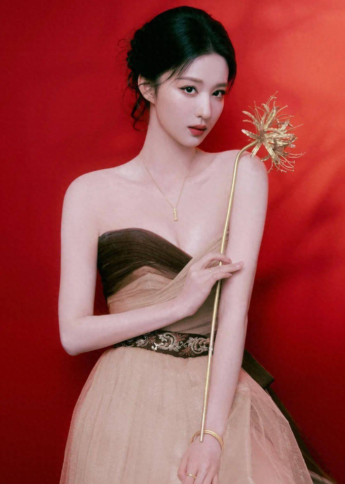 Tứ đại mỹ nhân thế hệ mới đẹp nhất Trung Quốc: Vương Sở Nhiên đỉnh miễn bàn, 1 người bị chê không xứng đáng- Ảnh 2.