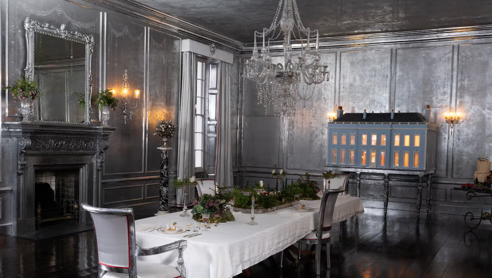 Giải mã 9 chi tiết ẩn trong Đồi Gió Hú: Phòng ngủ mang màu da nữ chính, tại sao bức tường lại "đổ mồ hôi"?- Ảnh 8.