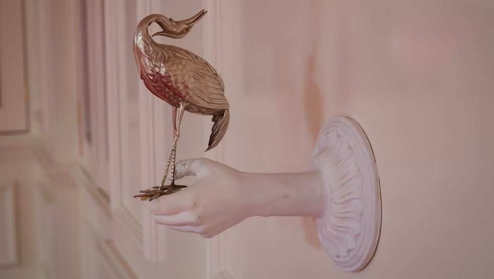 Giải mã 9 chi tiết ẩn trong Đồi Gió Hú: Phòng ngủ mang màu da nữ chính, tại sao bức tường lại "đổ mồ hôi"?- Ảnh 12.