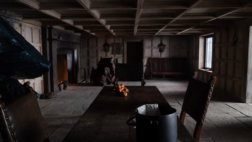 Giải mã 9 chi tiết ẩn trong Đồi Gió Hú: Phòng ngủ mang màu da nữ chính, tại sao bức tường lại "đổ mồ hôi"?- Ảnh 3.