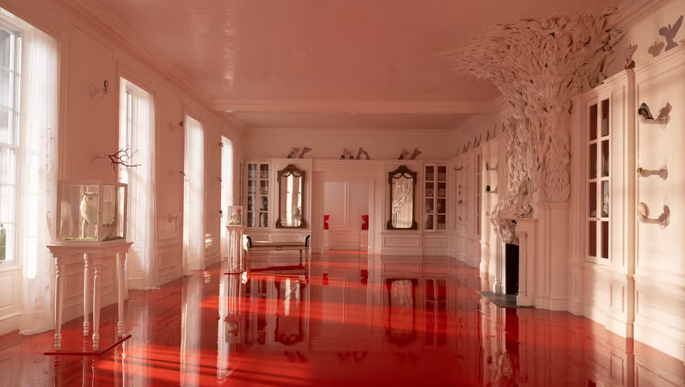 Giải mã 9 chi tiết ẩn trong Đồi Gió Hú: Phòng ngủ mang màu da nữ chính, tại sao bức tường lại "đổ mồ hôi"?- Ảnh 11.