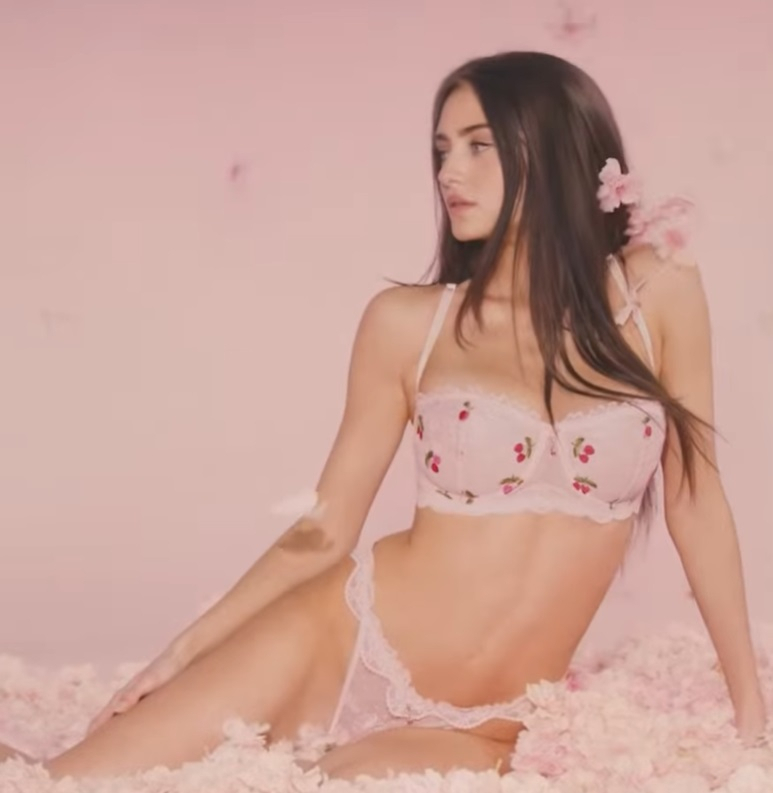 Thiên thần Victoria's Secret cùng con gái 21 tuổi tung bộ ảnh nội y cực cháy- Ảnh 4.