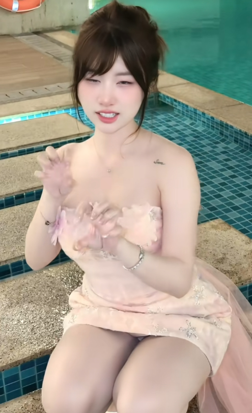 Bắt trend "Anh tên là" bên hồ bơi, TikToker tỏa sáng ấn tượng với nhan sắc không chê vào đâu được.- Ảnh 2.