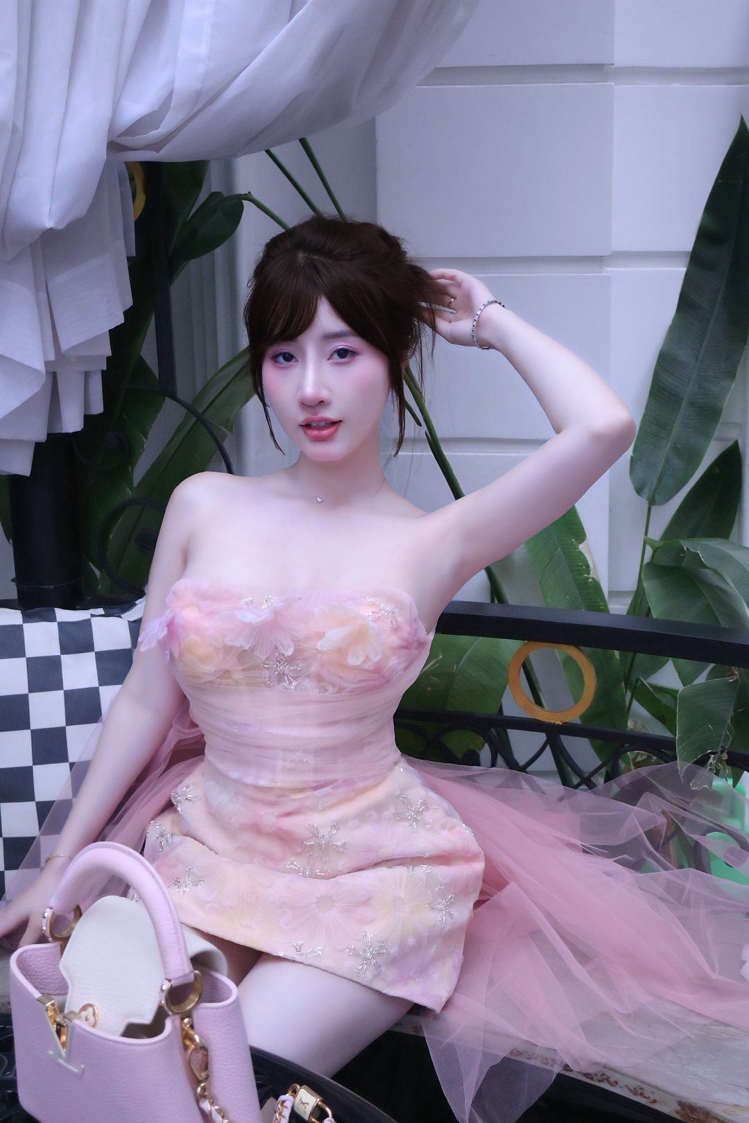 Bắt trend "Anh tên là" bên hồ bơi, TikToker tỏa sáng ấn tượng với nhan sắc không chê vào đâu được.- Ảnh 4.