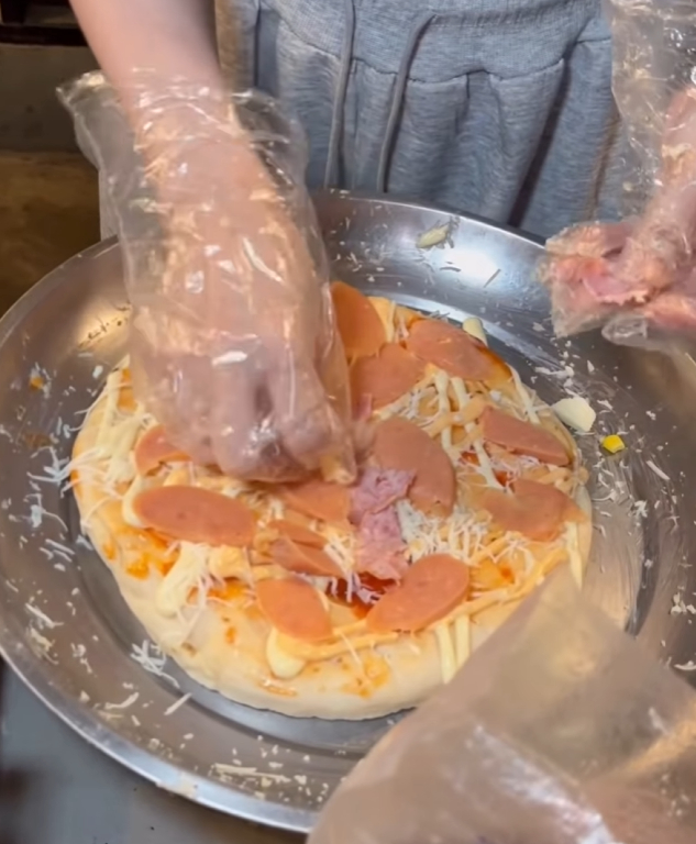 Clip gần 23 triệu lượt xem, tua cận cảnh "visual" gợi cảm của nhân viên quán pizza đang chiếm sóng- Ảnh 5.