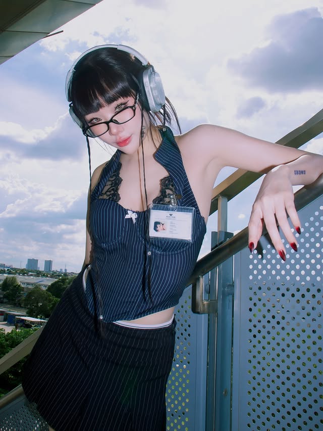 Chụp ảnh trên tàu điện, hot girl bất ngờ viral nhờ phong cách giống hệt nhân vật game- Ảnh 3.