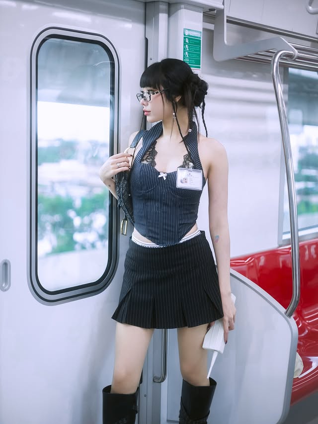 Chụp ảnh trên tàu điện, hot girl bất ngờ viral nhờ phong cách giống hệt nhân vật game- Ảnh 1.