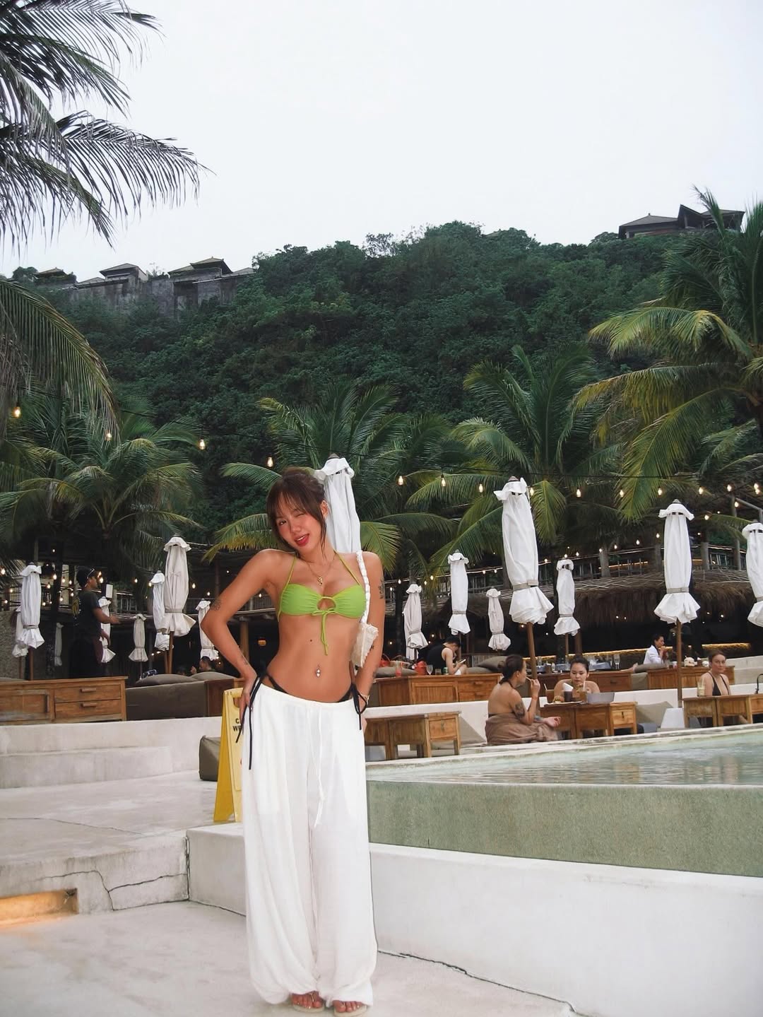 "Vợ quốc dân" Phương Ly tự tung ảnh hot, đường cong cực nét, "đốt mắt" người nhìn- Ảnh 10.