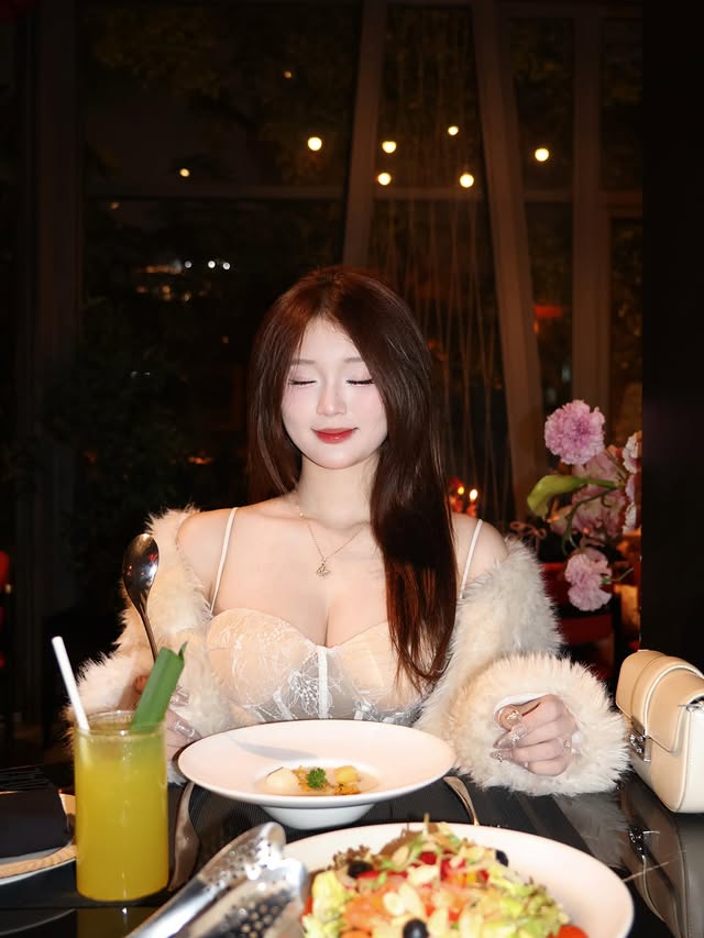 Bình An "mời" fan đi ăn tối, món chính chưa thấy đâu đã khiến người xem phải... "nuốt nước miếng"- Ảnh 5.