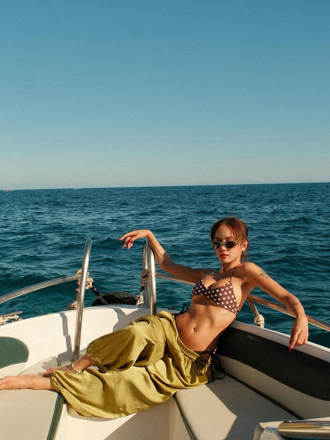 "Vợ quốc dân" Phương Ly tự tung ảnh hot, đường cong cực nét, "đốt mắt" người nhìn- Ảnh 2.