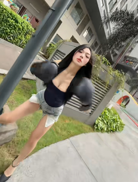 Trần Hà Linh thẳng tay "đấm" người xem trong video mới, thu hút gần 1 triệu lượt xem chỉ trong nháy mắt- Ảnh 4. Trần Hà Linh thẳng tay "đấm" người xem trong video mới, thu hút gần 1 triệu lượt xem chỉ trong nháy mắt- Ảnh 4.