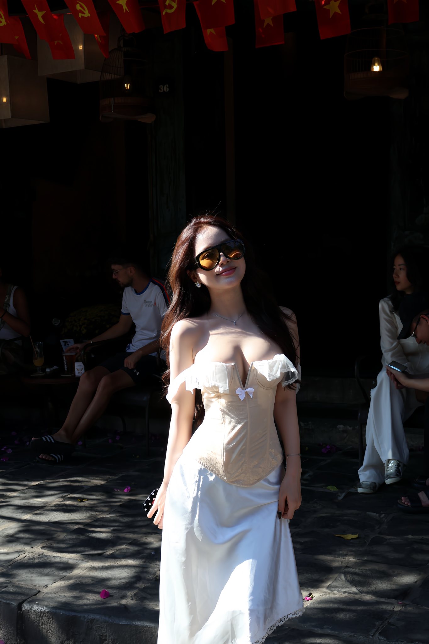 Tự tin thả dáng dịp 8/3, có lẽ hot girl này chính là bông hoa đẹp nhất- Ảnh 1.